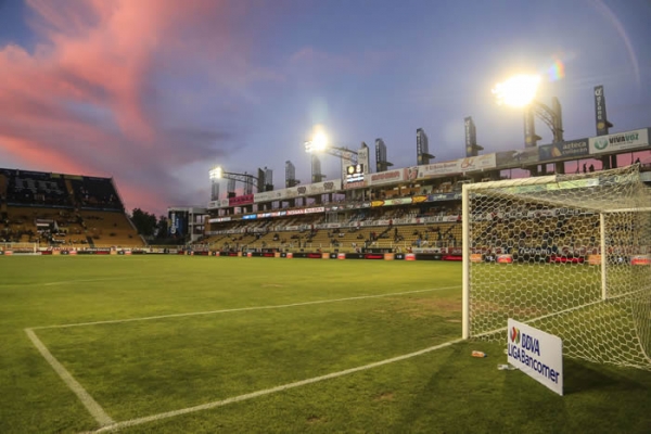 El Estadio de Dorados lucía esplendoroso al caer la noche.