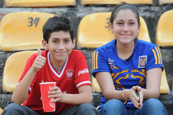 Familas acuden a apoyar a sus respectivos equipos.