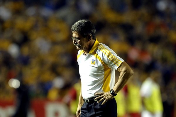 Ferretti inició con abucheos y no pudo callarlos.