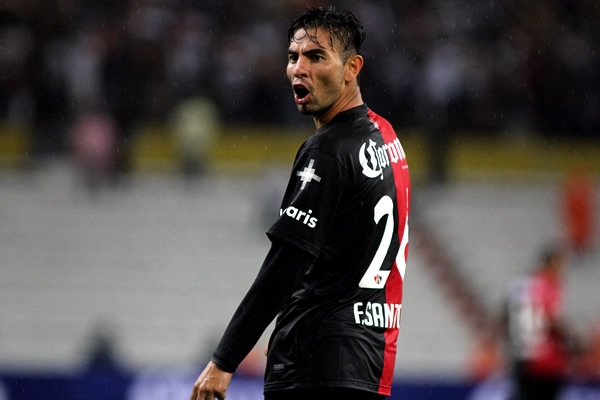 Flavio Santos tuvo una noche gris, equivocaba muchos pases.