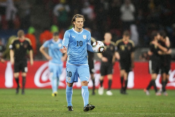 Forlán toma el balón después del gol alemán