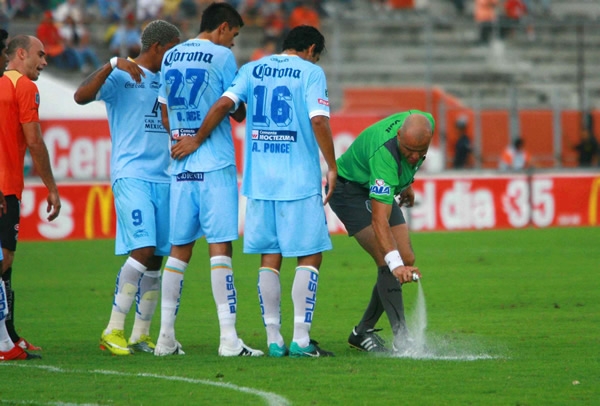 Francisco Chacón marcando la línea para cobrar el tiro.