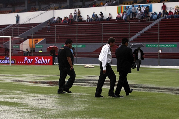 Frangie checó el estado de la cancha.
