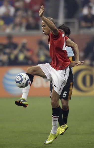 Gabriel Obertan controlando el esférico