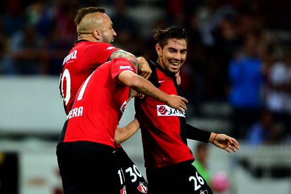 Una genialidad de Flavio Santos entona los gritos del Jalisco.