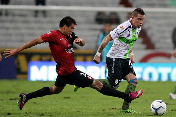 Giovani León no dejó de correr en todo el partido.