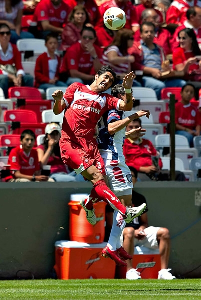González en las alturas para pelear la esférica.