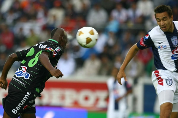 Gran definición de cabeza para el gol santista