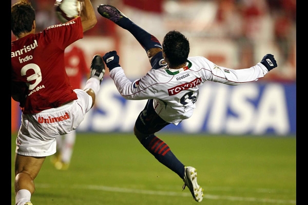 Gran remate de Marco Fabián para abrir el marcador.