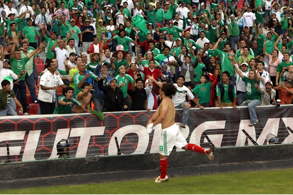 Guardado regaló su playera al final del partido