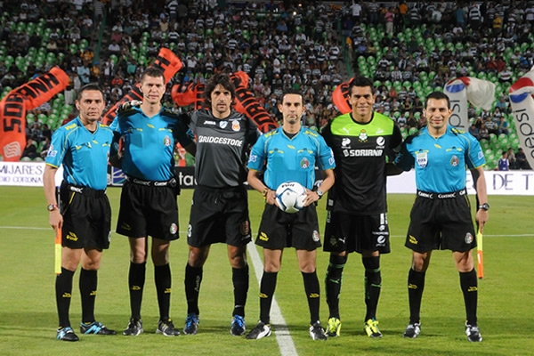 Guardametas y capitanes en el terreno de juego.