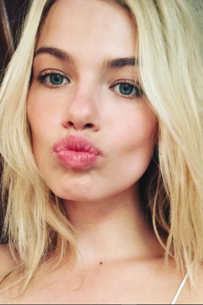 Hailey enamora pasarelas y redes sociales. 