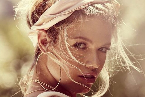 Hailey enamora pasarelas y redes sociales. 