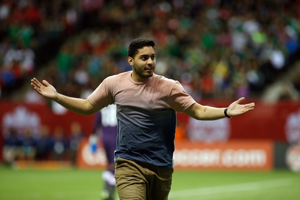 Hasta espontáneo hubo en el partido.