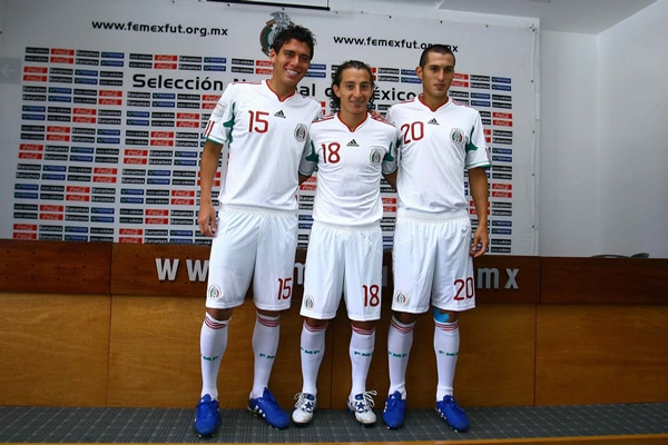 Hector Moreno, Andrés Guardado y Jorge Torres Nilo presentaron la playera.