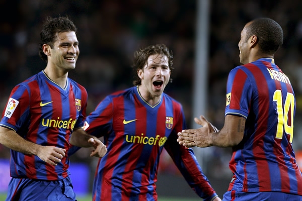 Henry aplaude al mexicano ante el golazo que consiguió.