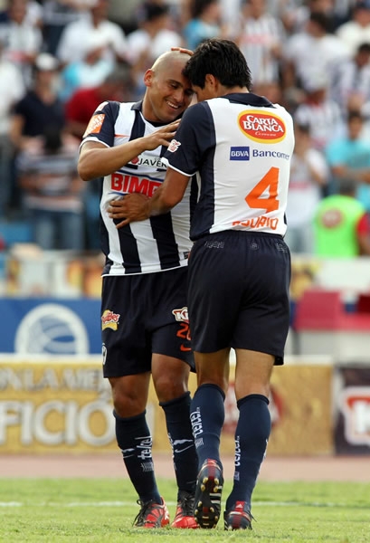 Humberto Suazo festeja con Ricardo Osorio