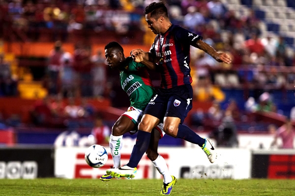 Hurtado intenta de todos los modos penentrar el área rival.