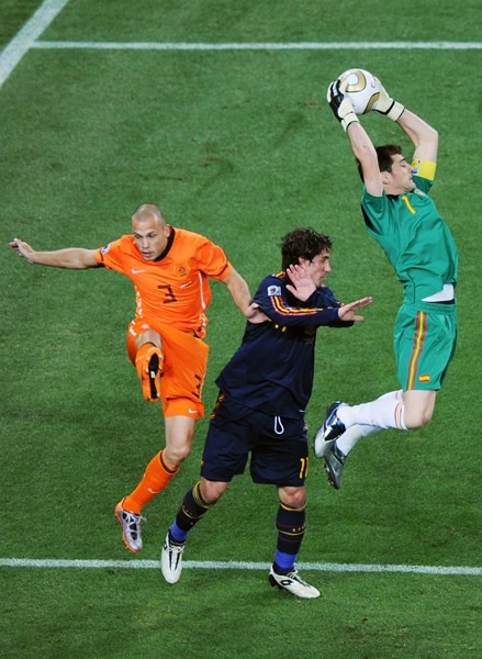 Iker se cuelga del balón.