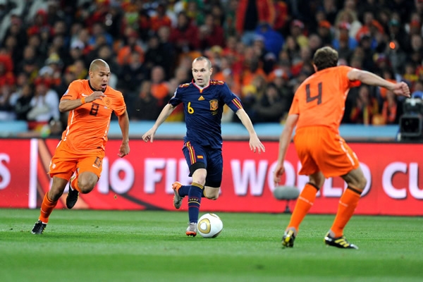 Iniesta luchó por quitarse la marca.