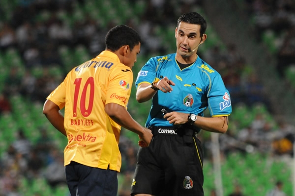 De inmediato Bustos movió sus piezas; su hombre más letal entró al campo.