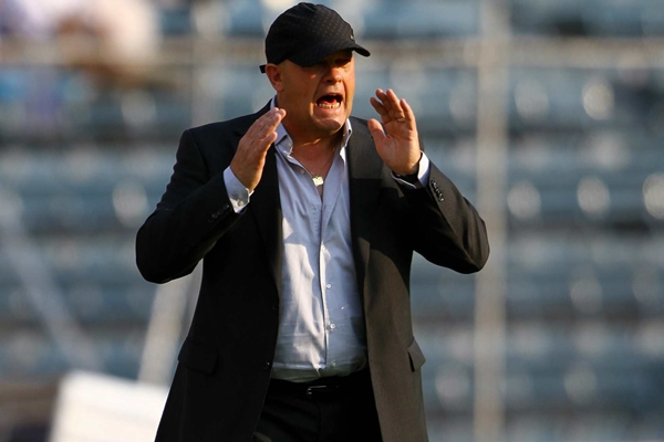 Ischia grita sus instrucciones.