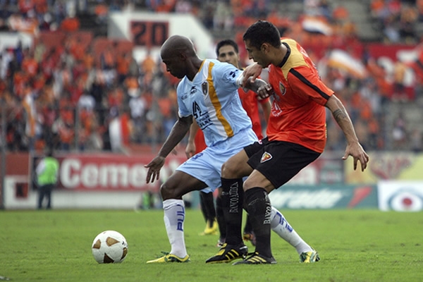 Ismael Fuentes pelea el balón con Tressor Moreno