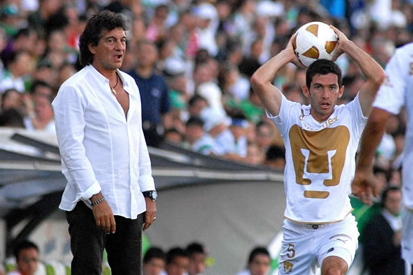 Israel Castro se prepara para sacar de banda