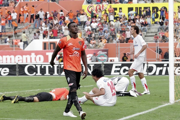 Jackson Martínez falló oportunidades muy claras