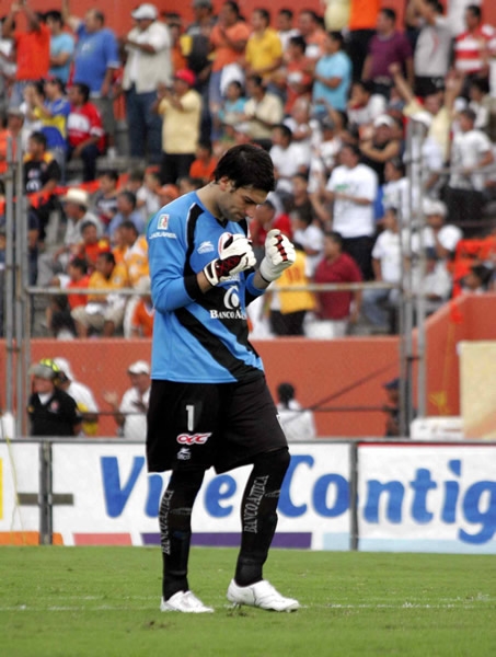 Jaguares abrió la lata en casa