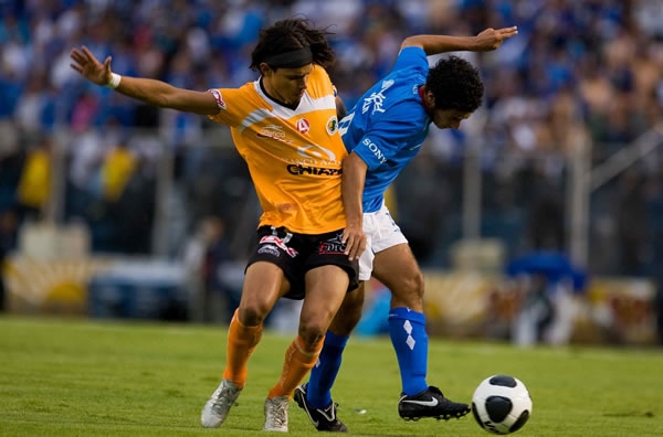 Jaguares dominó y maniató a Cruz Azul.