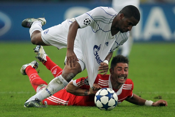 Jefferson Farfan pelea con García por el balón