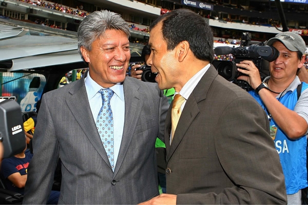 Jesús Ramírez saludando al Profe Cruz