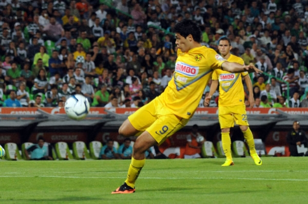 Jiménez prendió el esférico de maravilla para el único gold e América.