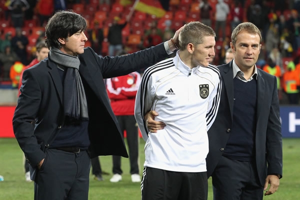 Joachim Low y Bastian Schweinsteiger antes de la premiación