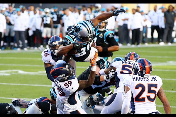 Jonathan Stewart puso el primer TD para Panthers.