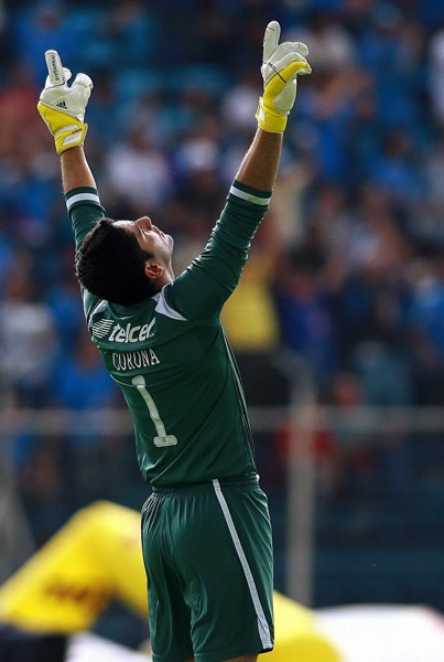 José de Jesús Corona festeja el primer tanto celeste