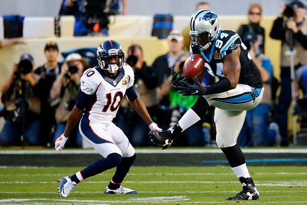 Kony Ealy aprovechó un grave error de Manning para interceptarlo.