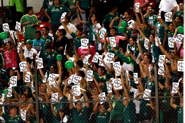 La afición de los Panzas Verdes reprochaba al rival.