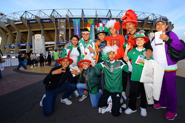 La afición llegó al Azteca con toda la familia.