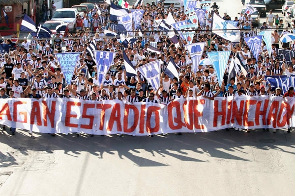 La afición rayada se manifestó a las afueras del estadio