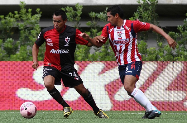La defensa de Chivas se vio en muchos problemas