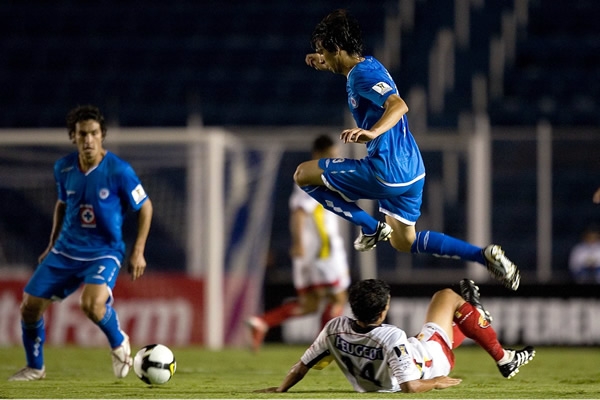 La defensa del Herediano busco evitar más goles