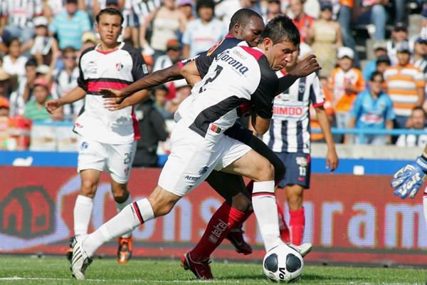 La defensa rojinegra no pudo parar al Monterrey