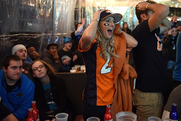 La fanaticada de Broncos, sufriendo el juego.
