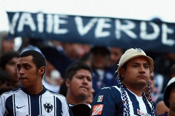 La fiel no dejó de apoyar a los rayados.