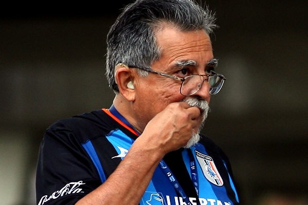 La gente va llenando las gradas de la Corregidora.