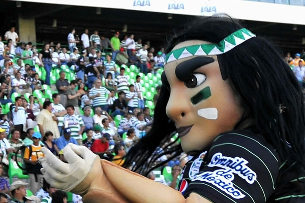 La mascota de Santos animó al público en el previo