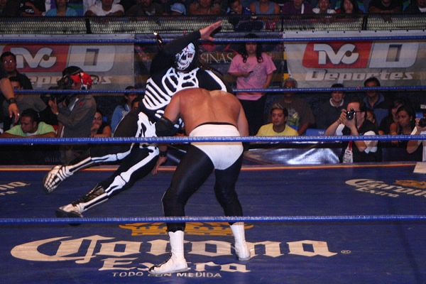 La Parka castiga a uno de los Capos