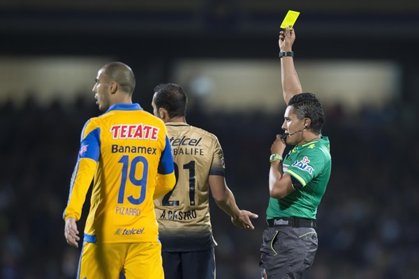 La primera amarilla de la Final de Vuelta fue para Castro.